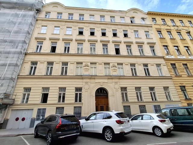 Großzügige Altbauwohnung mit Eigengarten und Stellplatz in 1040 Wien! Seltene Gelegenheit!