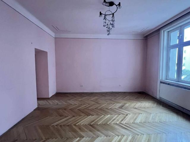 Großzügige Altbauwohnung mit großem Ausbaupotential