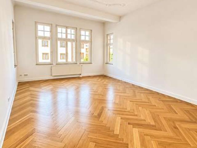 Großzügige Altbauwohnung mit historischem Charme, 2 Balkonen und Aufzug in Stadtfeld Ost