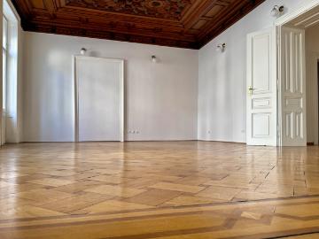 Großzügige Altbauwohnung mit kleinem Balkon in repräsentativen Stilaltbau