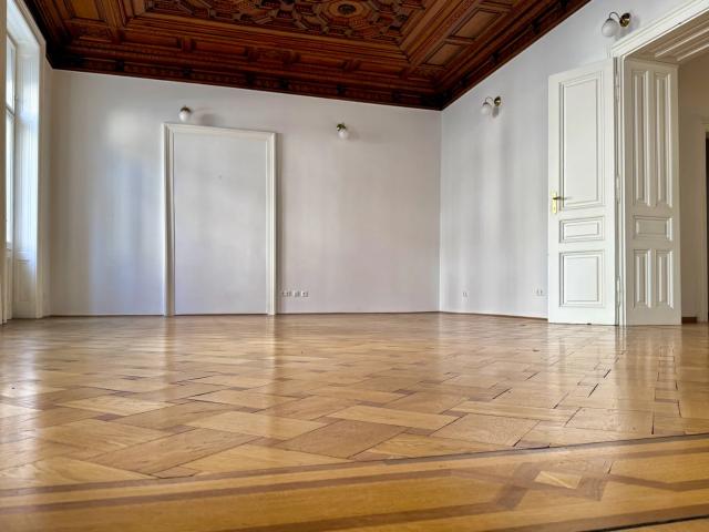 Großzügige Altbauwohnung mit kleinem Balkon in repräsentativen Stilaltbau