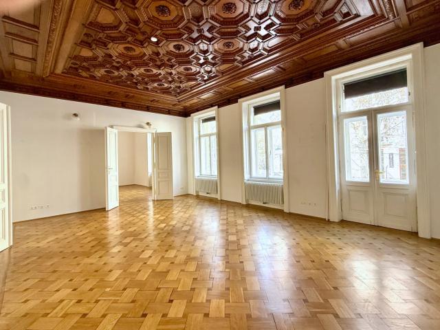 Großzügige Altbauwohnung mit kleinem Balkon in repräsentativen Stilaltbau