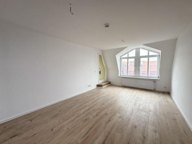 Großzügige Altbauwohnung mit Klimaanlage, Fußbodenheizung & EBK