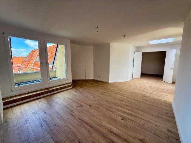 Großzügige Altbauwohnung mit Klimaanlage & Fußbodenheizung
