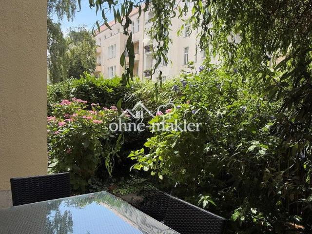 GROßZÜGIGE ALTBAUWOHNUNG MIT PRIVATER TERRASSE UND EIGENEM GARTEN
