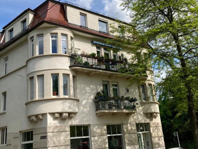 Großzügige Altbauwohnung am Urachplatz – 104 m², 4 Zimmer, zwei B