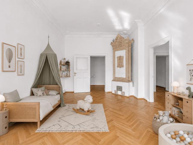 Großzügige Altbauwohnung im Vorderhaus mit Balkon & reich verziertem Kaminofen