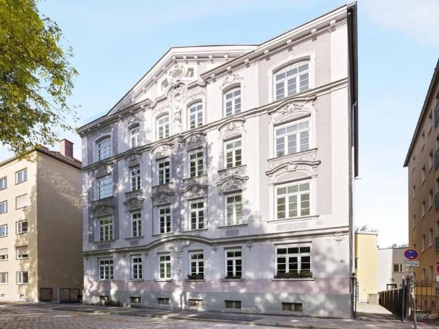 Großzügige Altbaugaleriewohnung in der Innenstadt WG geeignet