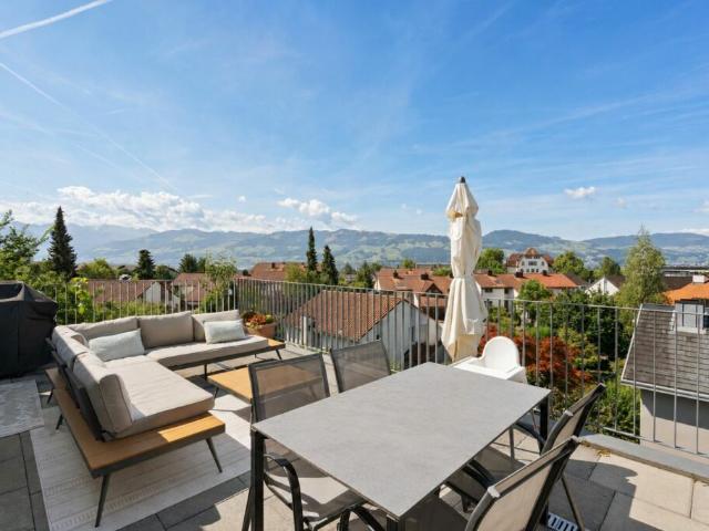 Grosszügige Attikawohnung mit sonniger Terrasse und Weitblick in Jona
