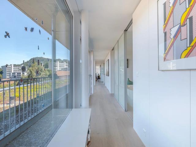 Grosszügige Attika Oase mit 117 m² Terrasse und Cheminée