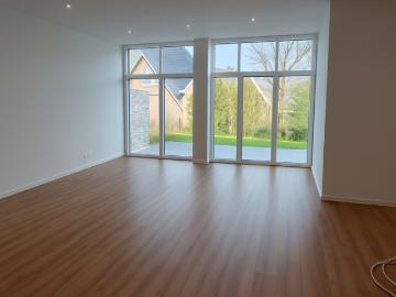Großzügige, barrierefreie 3 Zi. Wohnung mit Gartenanteil und zwei Stellplätzen