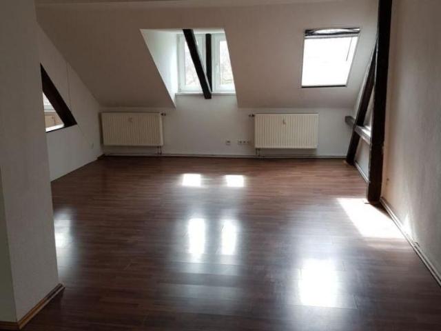 großzügige Dachgeschosswohnung mit 4,5 Zimmern in der August Bebel Str. 18, ab 01.08.2026
