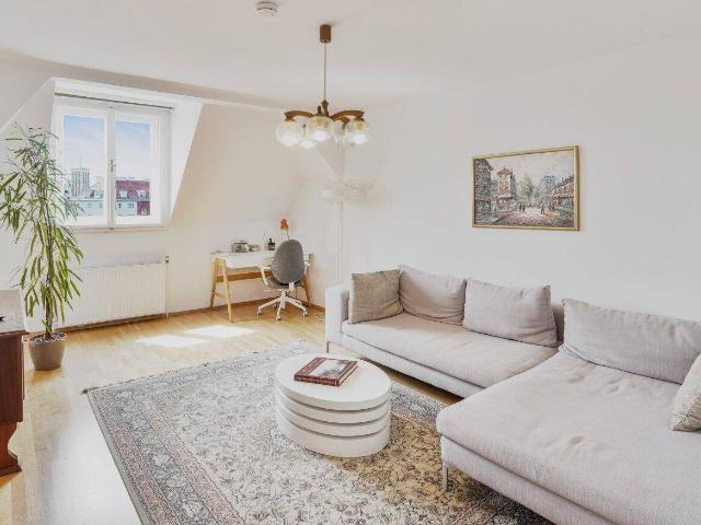 Großzügige Dachgeschosswohnung mit 3 Zimmern in gepflegtem Altbau