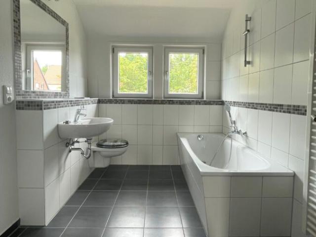 Großzügige Dachgeschosswohnung mit Abstellraum
