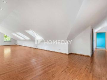 Großzügige Dachgeschosswohnung mit Balkon & 2 Stellplätze auf Erbpachtbasis