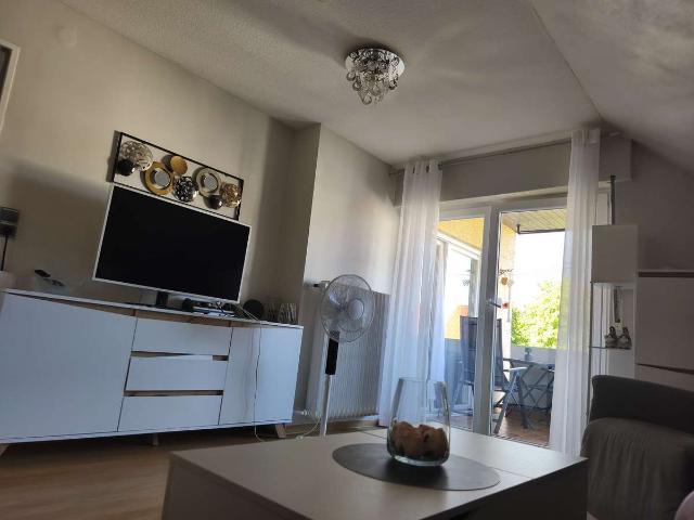 Großzügige Dachgeschosswohnung mit Balkon, neuer Einbauküche und Garage in Ditzingen