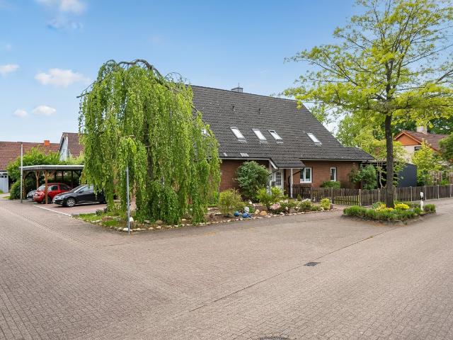 Großzügige Dachgeschosswohnung mit Dachterrasse, Kellerraum und Parkplatz