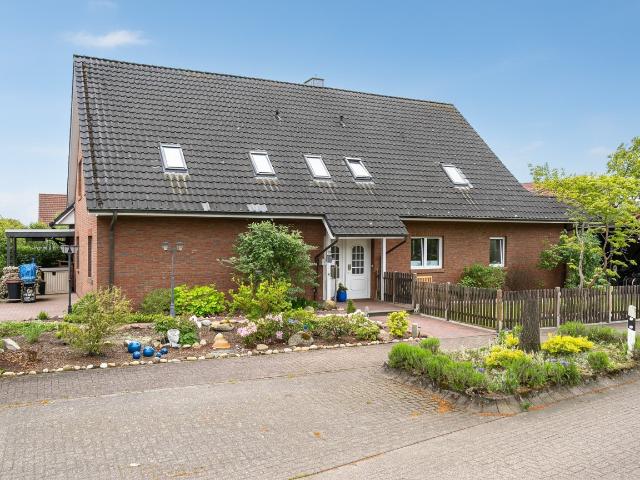 Großzügige Dachgeschosswohnung mit Dachterrasse, Kellerraum und Parkplatz