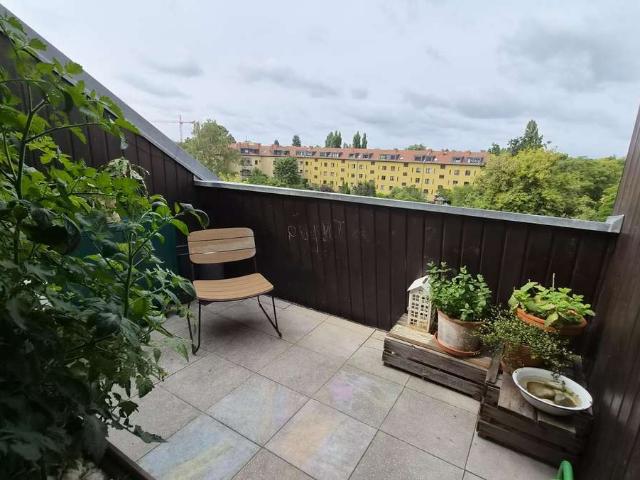 Großzügige Dachgeschosswohnung mit Kamin und Gartenparzelle in Borsigwalde als Kapitalanlage