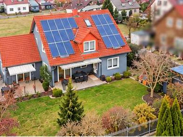 Großzügige DG Wohnung mit Kamin, Klima, Einbauküche, Terrasse & Garten – Kohlberg