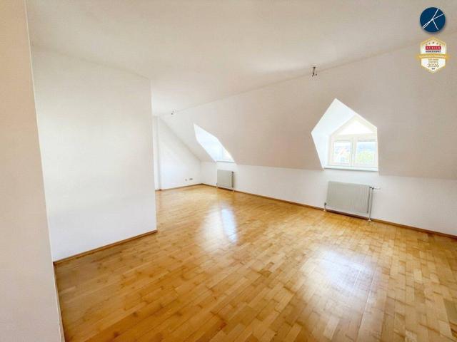 Großzügige DG Wohnung in TOP LAGE