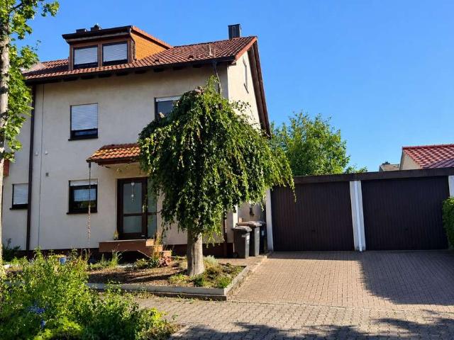 Großzügige DHH mit Garten, separat nutzbarem UG & 2 Garagen provisionsfrei !