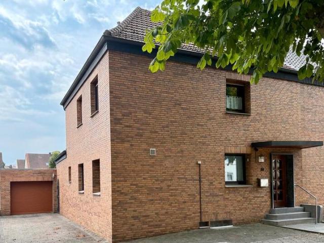 Großzügige DHH mit 850 m² Südgrundstück, Sauna und tiefer Garage
