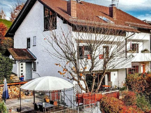 Großzügige Doppelhaushälfte mit 178 m², 3 Terrassen, Balkon und Garage in ruhiger Lage von Schönau