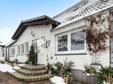 Großzügige Doppelhaushälfte mit Einliegerwohnung, Vollkeller und schönem Garten in ruhiger Feldlage