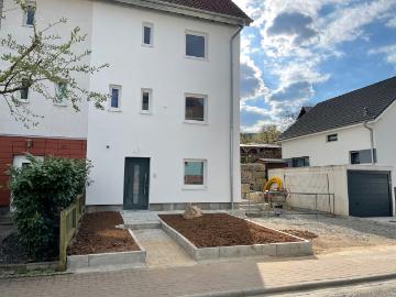 Großzügige Doppelhaushälfte mit Garten, 6,5 Zimmern und moderner Erdwärmepumpe Erstbezug ab sofort