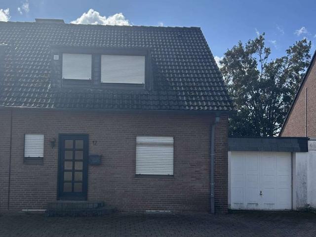 Großzügige Doppelhaushälfte mit Garage