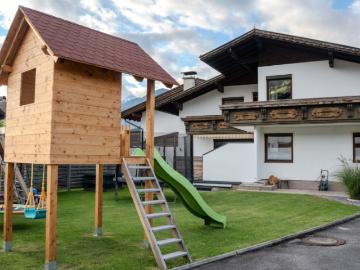 Großzügige Doppelhaushälfte mit großem Keller