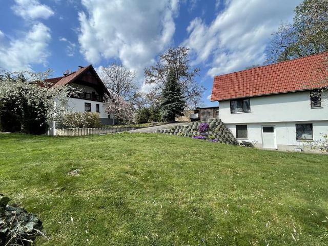 Großzügige Doppelhaushälfte mit Pool, Teich, Garage & Nebengebäude auf ca. 1.000 m² Traumgrundstück