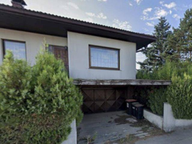 GROSSZÜGIGE DOPPELHAUSHÄLFTE MIT WEINGARTENBLICK und PRAXIS/ORDI/BÜRO/ATELIER MÖGLICHKEIT FÜR JUNGFAMILIEN