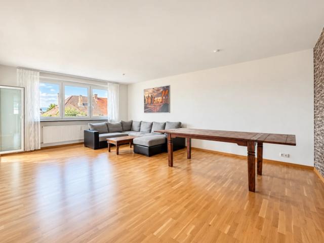 Großzügige Drei Zimmer Wohnung mit zwei Balkonen und Stellplatz Frankfurt Heddernheim