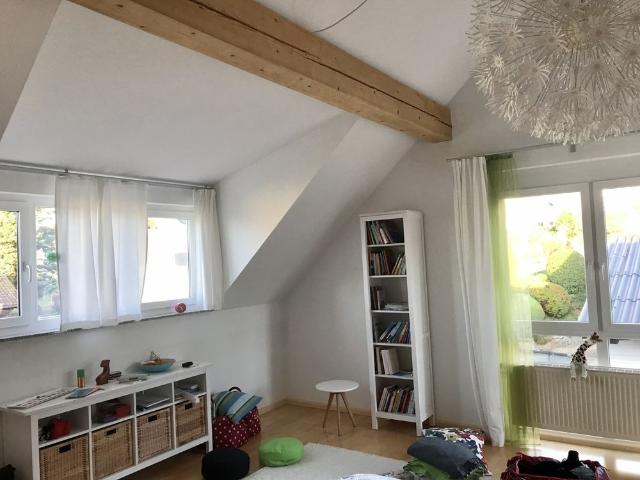 Großzügige Drei Zimmer DG Galerie Wohnung mit zwei Balkonen