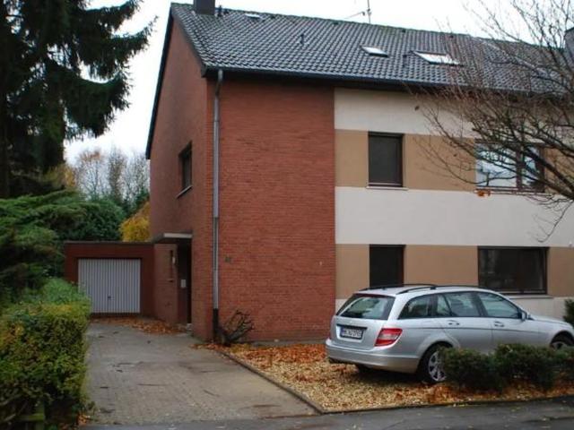 Großzügige Erdgeschoss Wohnung mit Garten und Garage