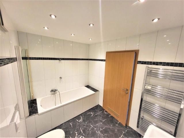 Großzügige Erdgeschosswohnung mit Badewanne
