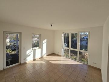 Großzügige Erdgeschosswohnung mit Balkon und Terrasse