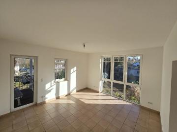 Großzügige Erdgeschosswohnung mit Balkon und Terrasse
