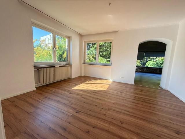 Großzügige Erdgeschosswohnung mit Terrasse, überdachtem Freisitz und eigenem Gartenbereich