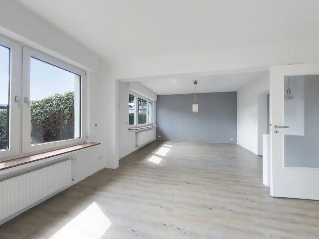 Großzügige Erdgeschosswohnung mit Terrasse und Stellplatz – ideal zum Wohnen oder Arbeiten