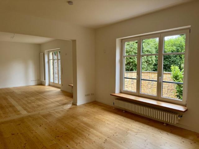 Großzügige Erdgeschosswohnung mit vielseitigem Untergeschoss und geschütztem Gartenbereich