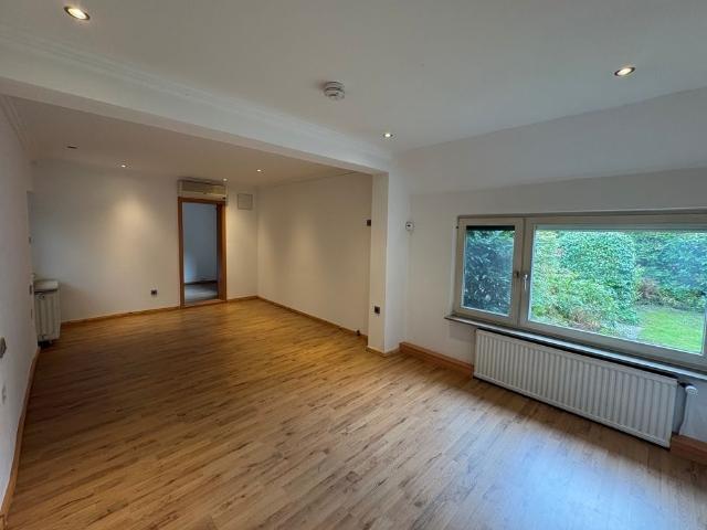 Großzügige Erdgeschosswohnung mit 5 Zimmern, Sauna, Kamin und großem Garten am Bürgerbusch