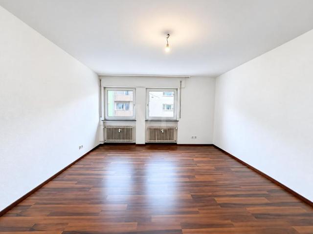 Großzügige Etagenwohnung mit zwei Balkonen und lichtdurchfluteten Räumen in Bestlage