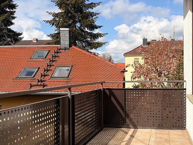 GROßZÜGIGE ETAGENWOHNUNG MIT BALKON * AB/LEIDER