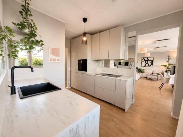 Großzügige Familienwohnung mit Dachterrasse und 3 Garagen!