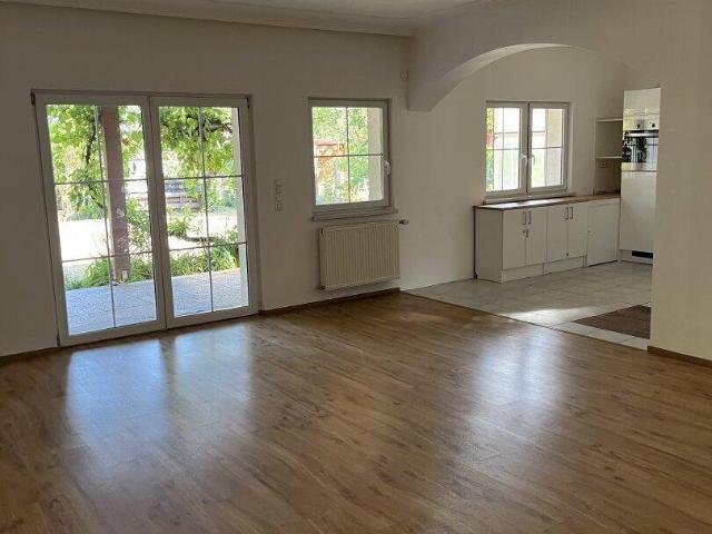 Großzügige Familienwohnung mit Garten, Garage & Parkplatz