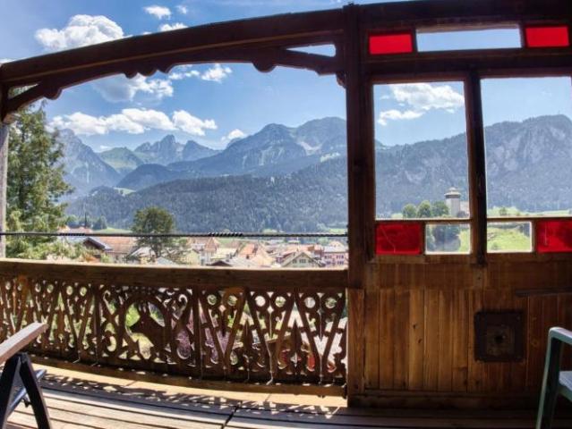 Grosszügige Familienwohnung mit unverbaubarer Aussicht im Zentrum von Château d'