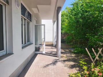 Großzügige Fläche mit Garten, Ankleideraum, Speisekammer und Wohlfühlbad in idyllischer Wohnlage